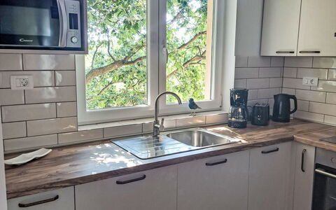 Fameja: Cabinetry, Evier, Comptoir, Propriété, Fenêtre, Évier, Bâtiment, Robinet, Blanc, Appareil De Cuisine