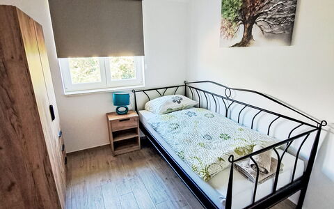 Fameja: Meubles, Fenêtre, Bâtiment, Confort, Bois, Plante, Design Intérieur, Maison, Sol