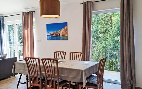Fameja: Table, Meubles, Propriété, Chaise, Bois, Fenêtre, Textile, Design Intérieur, Ombre, Bâtiment