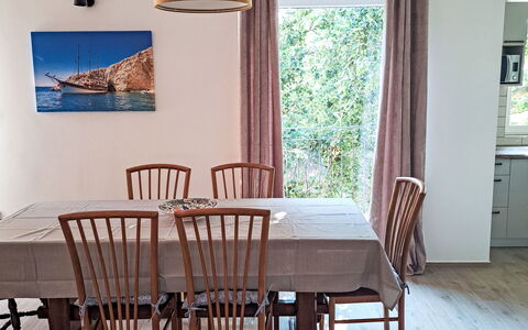 Fameja: Table, Meubles, Chaise, Bois, Textile, Bâtiment, Rectangle, Cabinetry, Ombre, Tache De Bois