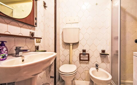 Casa Rossa: Sol, Appartement, Hôtel, Luminaire Plomberie, Plomberie, Salle De Bains, Toilette