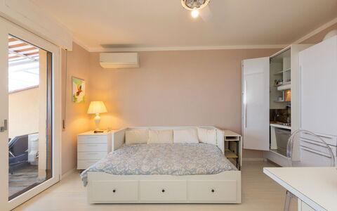 Castiglioncello 230: Meubles, Design Intérieur, Lit, Chambre, Mur, Sol, Sol, Plafond, Pièce, Bois
