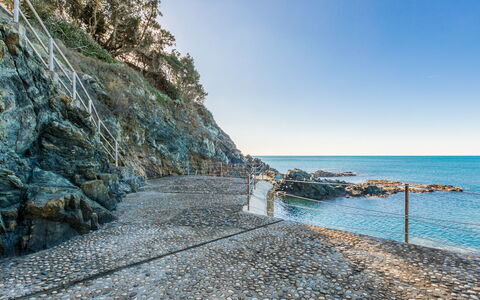 Castiglioncello 230: Ciel, L'Eau, Bâtiment, Propriété, Plante, Piscine, Vert, Arbre, Bleu Azur, Ombre