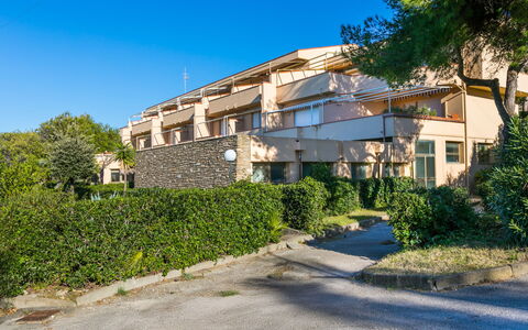 Castiglioncello 230: Ciel, L'Eau, Bâtiment, Propriété, Plante, Piscine, Vert, Arbre, Bleu Azur, Ombre