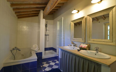 Villa Il Troscione: Mur, Sol, Design Intérieur, Sol, Luminaire Plomberie, Meubles, Plafond, Salle De Bains, Éclairage, Domicile