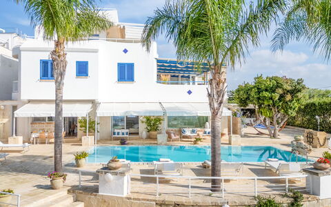 Villa Solemare: Bleu, Piscine, Mobilier De Jardin, Parapluie, Recours, Chaise, Ombre, Balancelle, Biens, Hôtel