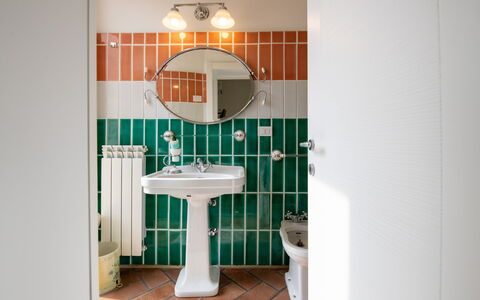 Villa Solemare: Design Intérieur, Luminaire Plomberie, Plomberie, Robinet, Lavabo, Tuile, Salle De Bains, Luminaire, Évier, Peindre