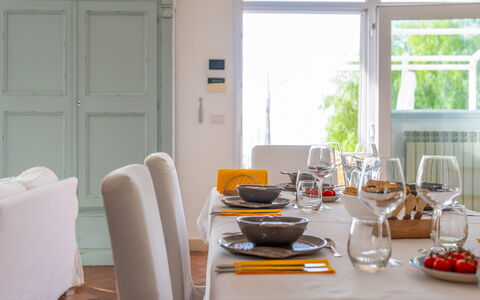 Villa Solemare: Meubles, Design Intérieur, Vaisselle, Table, Salle À Manger, Chaise, Table Cuisine Et Salle A Manger, Textile, Domicile, Pièce