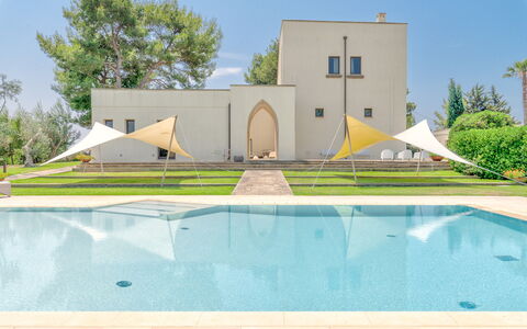 Masseria Ceratonia: Piscine, Ombre, Biens, Aménagement Paysager, Pelouse, Hacienda, Villa, Gazon Artificiel, Cour, Eco Hôtel