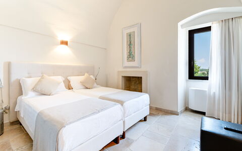 Masseria Ceratonia: Sol, Chambre, Sol, Design Intérieur, Plafond, Meubles, Lit, Literie, Drap De Lit, Cadre De Lit