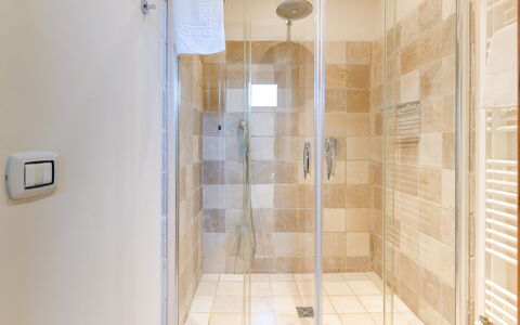 Masseria Ceratonia: Sol, Sol, Design Intérieur, Salle De Bains, Luminaire Plomberie, Porte De Douche, Tuile, Douche, Plomberie, Pièce