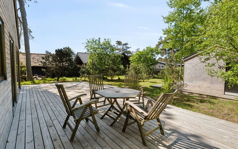 Dagino - 200M from the Sea: Végétation, Arbuste, Printemps, Chalet, Jardin, Ombre, Arrière-Cour, Cour, Chaise