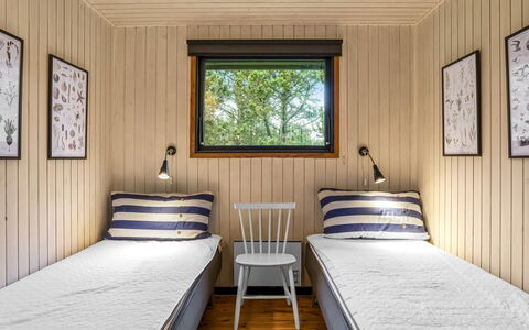 Star - 600M from the Sea: Bois, Design Intérieur, Sol, Sol, Chambre, Lit, Plafond, Pièce, Meubles, Cadre De Lit