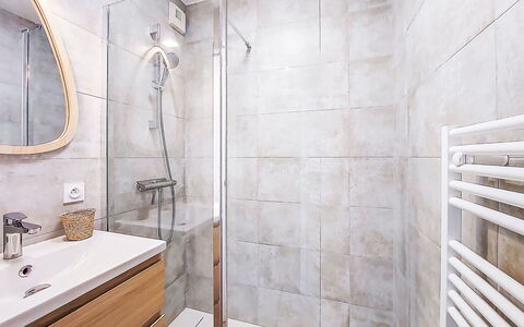 Ocean for Ever: Sol, Luminaire Plomberie, Sol, Design Intérieur, Salle De Bains, Plomberie, Robinet, Évier, Pièce, Toilette