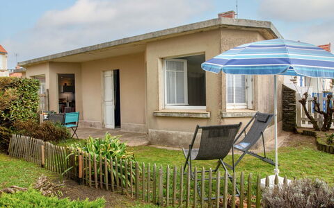 La Bernerie-En Retz 400: Maison, Domicile, Porte, Arbuste, Zone Résidentielle, Chalet, Toit, Lot Terre, Cour, Jardin