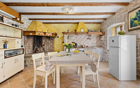 Franz: Meubles, Design Intérieur, Cuisine, Sol, Sol, Bois, Plafond, Chaise, Pièce, Comptoir