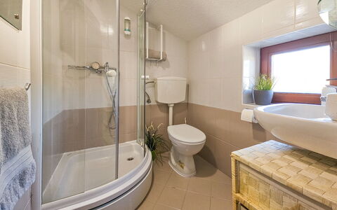 Sonus Silenti: Design Intérieur, Salle De Bains, Luminaire Plomberie, Sol, Lavabo, Sol, Évier, Plafond, Robinet, Pièce