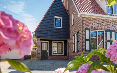 Domburgse Oase: Bâtiment, Fenêtre, Domicile, Maison, Zone Résidentielle, Façade, Toit, Porte, Architecture, Arbuste