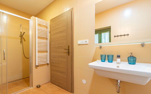 Klobasná: Sol, Luminaire Plomberie, Bois, Design Intérieur, Sol, Salle De Bains, Robinet, Plomberie, Lavabo, Évier