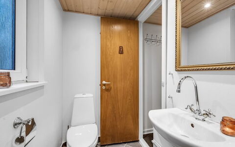 Brawith - 700M to the Fjord: Luminaire Plomberie, Salle De Bains, Sol, Bois, Évier, Lavabo, Sol, Design Intérieur, Robinet, Plomberie