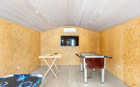 Solvey - 400M from the Sea: Bois, Sol, Sol, Plafond, Pièce, Dur, Tache De Bois, Contre-Plaqué, Planche, Cabanon