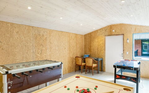 Solvey - 400M from the Sea: Bois, Sol, Plafond, Sol, Design Intérieur, Éclairage, Pièce, Luminaire, Tache De Bois, Dur