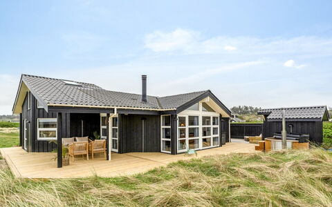 Apelone - 280M from the Sea: Maison, Domicile, Toit, Chalet, Biens, Aménagement Paysager, Batiments Jardin, Siding, Ferme
