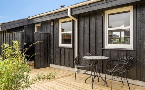 Apelone - 280M from the Sea: Maison, Domicile, Toit, Chalet, Biens, Aménagement Paysager, Batiments Jardin, Siding, Ferme