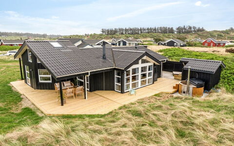 Apelone - 280M from the Sea: Maison, Domicile, Toit, Chalet, Biens, Aménagement Paysager, Batiments Jardin, Siding, Ferme