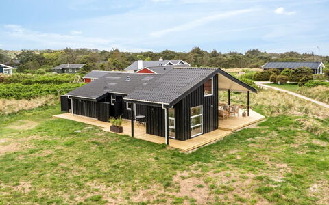 Apelone - 280M from the Sea: Maison, Domicile, Toit, Chalet, Biens, Aménagement Paysager, Batiments Jardin, Siding, Ferme