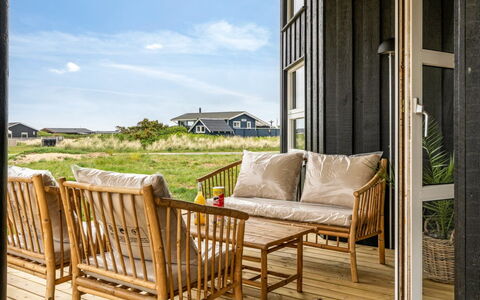 Apelone - 280M from the Sea: Sol, Mur, Sol, Design Intérieur, Bois, Plafond, Parquet, Éclairage, Meubles, Revêtement De Sol Stratifié