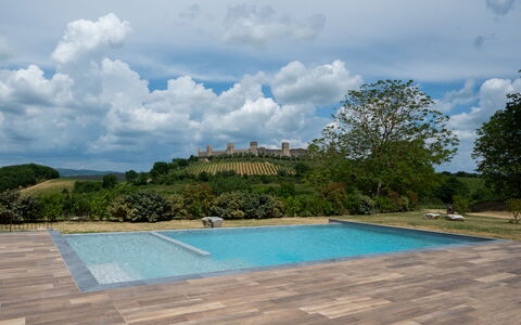 Le Volte, Borgo Campassini, Monteriggioni: Piscine, Jardin, Dalle, Aménagement Paysager, Ombre, Parquet, Passerelle, Arrière-Cour, Mobilier De Jardin, Tuile