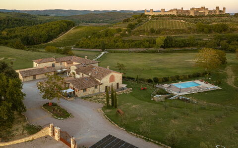Il Borgo, Borgo Campassini, Monteriggioni: Paysage, Zone Résidentielle, Maison, Plaine, Biens, Lot Terre, Zone Rurale, Domicile, Vue Du Ciel, Établissements Humains
