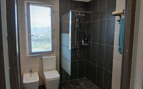 Villa dei Sogni: Luminaire Plomberie, Siège De Toilette, Salle De Bains, Toilette, Sol, Sol, Design Intérieur, Plomberie, Tuile, Verre