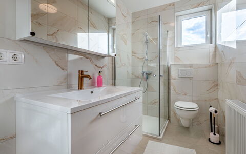 Villa Therese: Luminaire Plomberie, Salle De Bains, Sol, Sol, Design Intérieur, Armoire De Toilette, Lavabo, Évier, Robinet, Plomberie