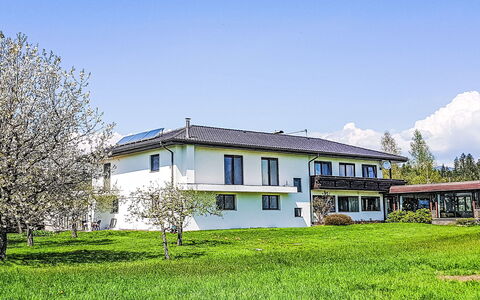 Villa Therese: Bâtiment, Herbe, Maison, Domicile, Architecture, Zone Résidentielle, Toit, Lot Terre, Pelouse, Biens