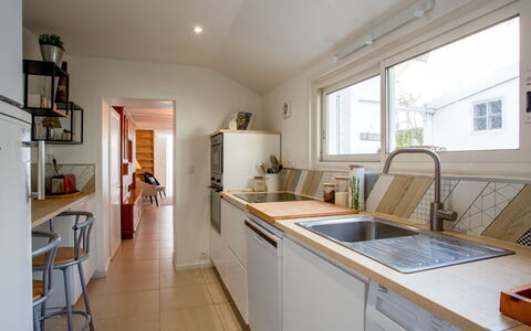 La Bernerie-En Retz 450: Cuisine, Comptoir, Sol, Design Intérieur, Meubles, Appareil De Cuisine, Bois, Principaux Appliance, Sol, Cabinetry
