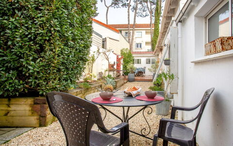 La Bernerie-En Retz 450: Meubles, Mobilier De Jardin, Pot De Fleur, Porte, Chaise, Tableau De Plein Air, Plante D'Appartement, Cour, Ombre, Jardin