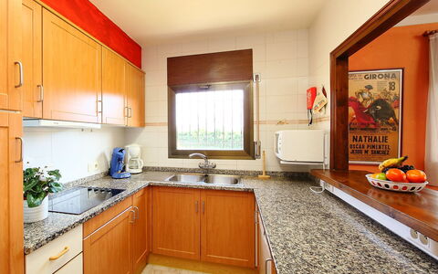 Don Felipe: Comptoir, Propriété, Pièce, Cabinetry, Meubles, Cuisine, Bâtiment, Jaune, Immobilier, Design Intérieur