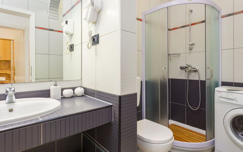 Villa Vizula: Lavabo, Salle De Bains, Luminaire Plomberie, Évier, Design Intérieur, Sol, Sol, Robinet, Toilette, Plomberie