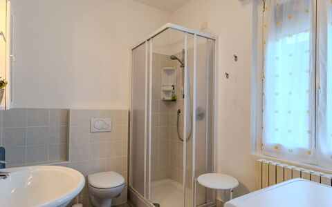 Delma: Design Intérieur, Sol, Sol, Pièce, Plafond, Meubles, Luminaire Plomberie, Appartement, Évier, Robinet