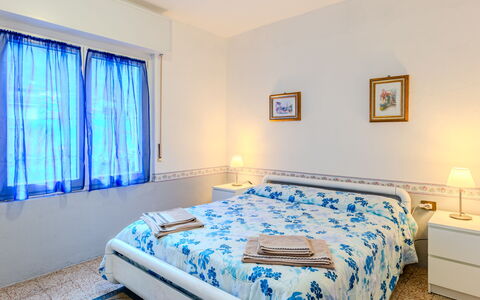 Delma: Chambre, Lit, Design Intérieur, Meubles, Sol, Sol, Drap De Lit, Literie, Pièce, Appartement