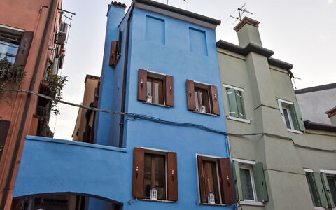 La Casa di Lu': Bleu, Mur, Composite, Le Fer, Peindre, Métal, Appartement, Balcon, Daylighting