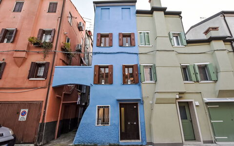 La Casa di Lu': Bleu, Mur, Fenêtre, Façade, Quartier, Architecture, Porte, Domicile, Appartement, Balcon