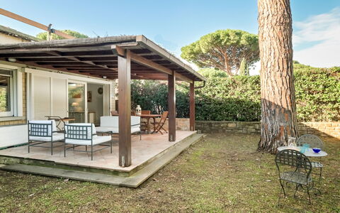 Il Gualdo: Bois, Meubles, Porche, Jardin, Mobilier De Jardin, Domicile, Porte, Arrière-Cour, Structure En Plein Air, Ombre