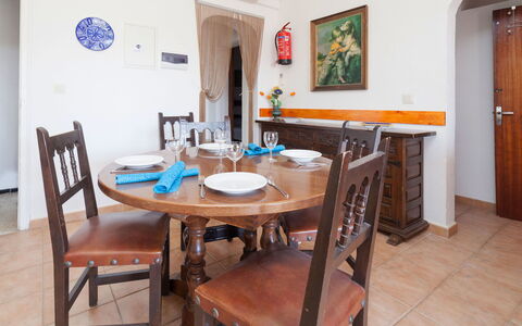 La Tuna 6: Table, Meubles, Cadre, Bâtiment, Bois, Chaise, Maison, Sol, Sol, Porte