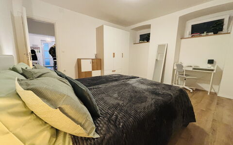 Appartamento Soul & Travel Ac And Wifi Croazia: Meubles, Sol, Design Intérieur, Lit, Chambre, Sol, Bois, Drap De Lit, Plafond, Literie