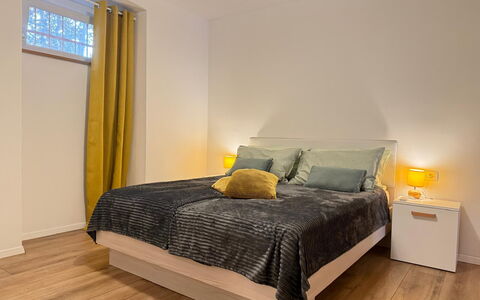 Appartamento Soul & Travel Ac And Wifi Croazia: Meubles, Design Intérieur, Lit, Sol, Sol, Chambre, Bois, Drap De Lit, Parquet, Plafond