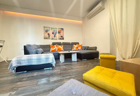 Appartamento Soul & Travel Ac And Wifi Croazia: Meubles, Design Intérieur, Canapé, Sol, Sol, Bois, Plafond, Pièce, Salon, Éclairage