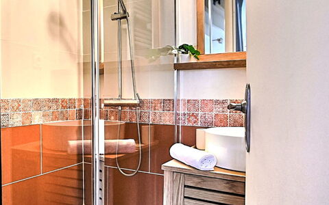 Le Douhet 2: Salle De Bains, Luminaire Plomberie, Sol, Sol, Design Intérieur, Plomberie, Tuile, Douche, Miroir, Toilette